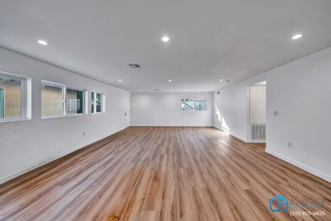 Building Photo - 11845 Hamlin St