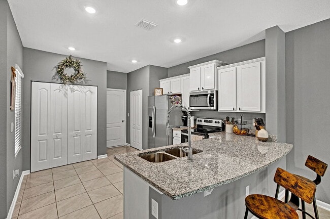 Building Photo - 2 bedroom 2.5 townhome in St. Johns for rent.