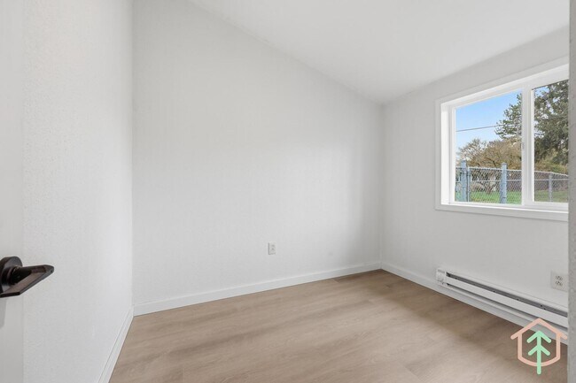 Building Photo - 2004 SE 143rd Ave