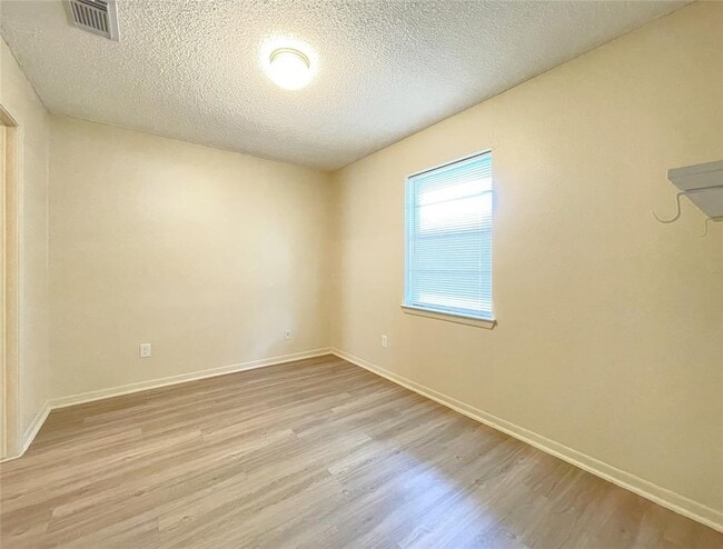 Building Photo - 902 N Meadows Dr