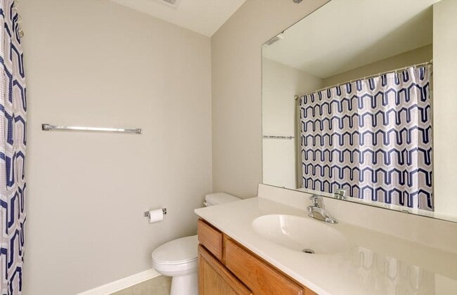 Building Photo - Very nice townhome with primary bedroom on...