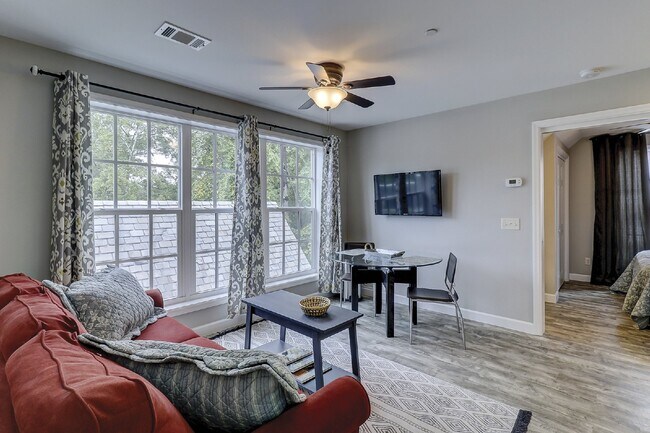 Building Photo - One Bedroom Apartment Available in Downtow...