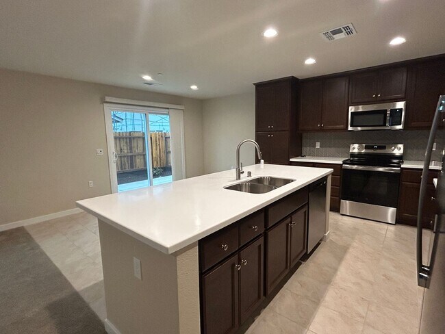 Building Photo - 479 Lemongrass St