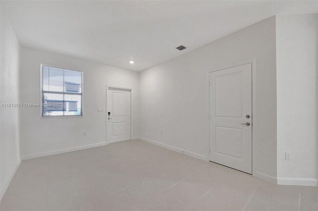 Building Photo - 2455 SE 28th St