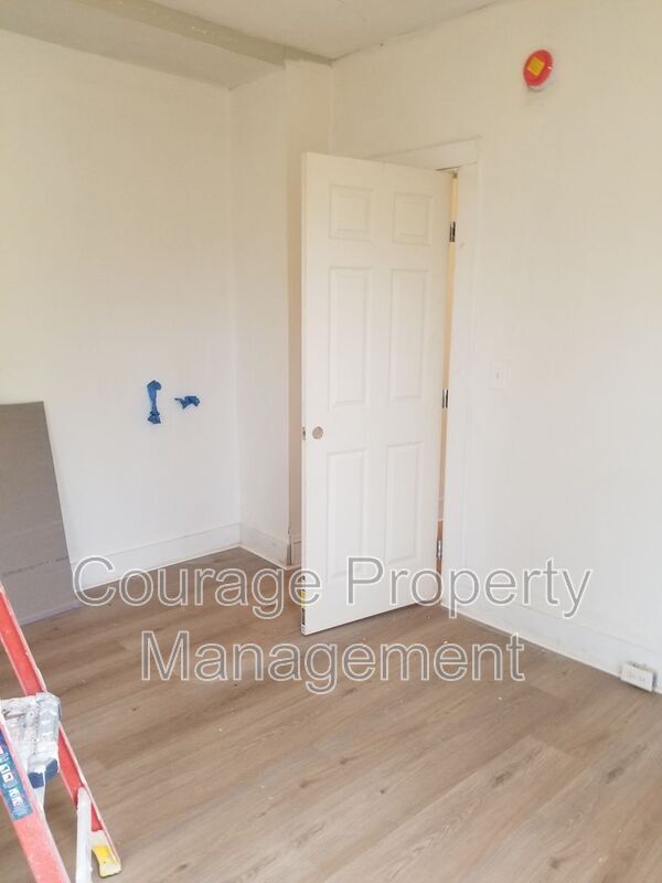 Building Photo - 514 W 1st St