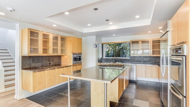 Building Photo - 5bd/5ba Mercer Island Home