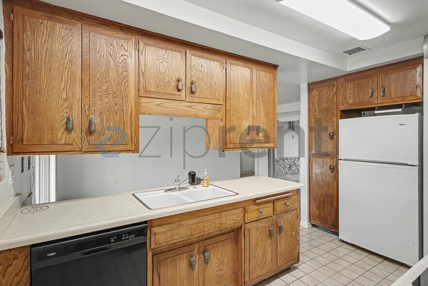 Building Photo - Unit