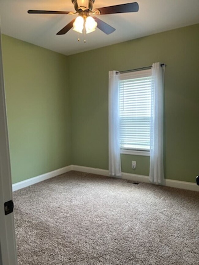 Building Photo - Move In Ready!!