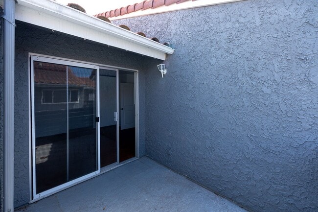 Building Photo - 2 Bedroom + 1.5 Bathroom Condo | Fashion Park Oxnard | Unfurnished