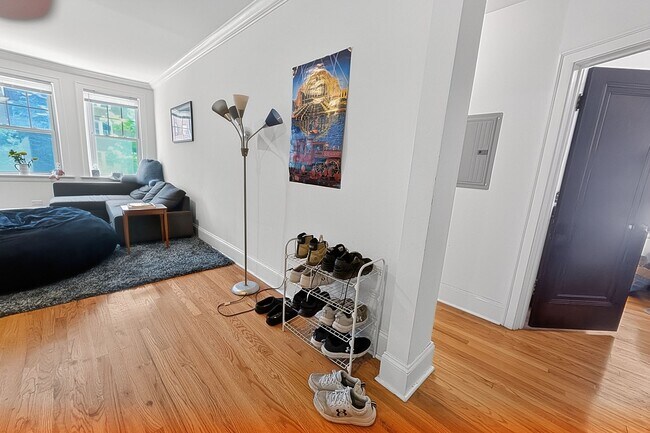 Building Photo - Bright and Sunny Updated 3-bed/1-bath near Loyola