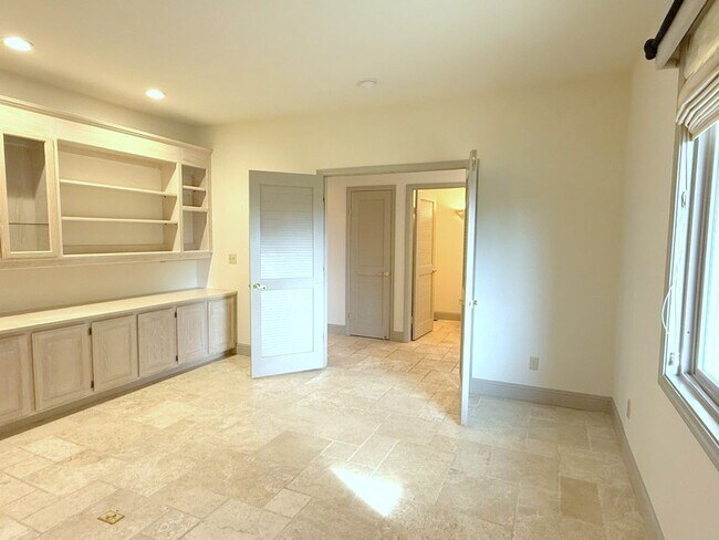 Building Photo - Beautiful custom one story estate located on one of the most desirable streets in Blackhawk Count...