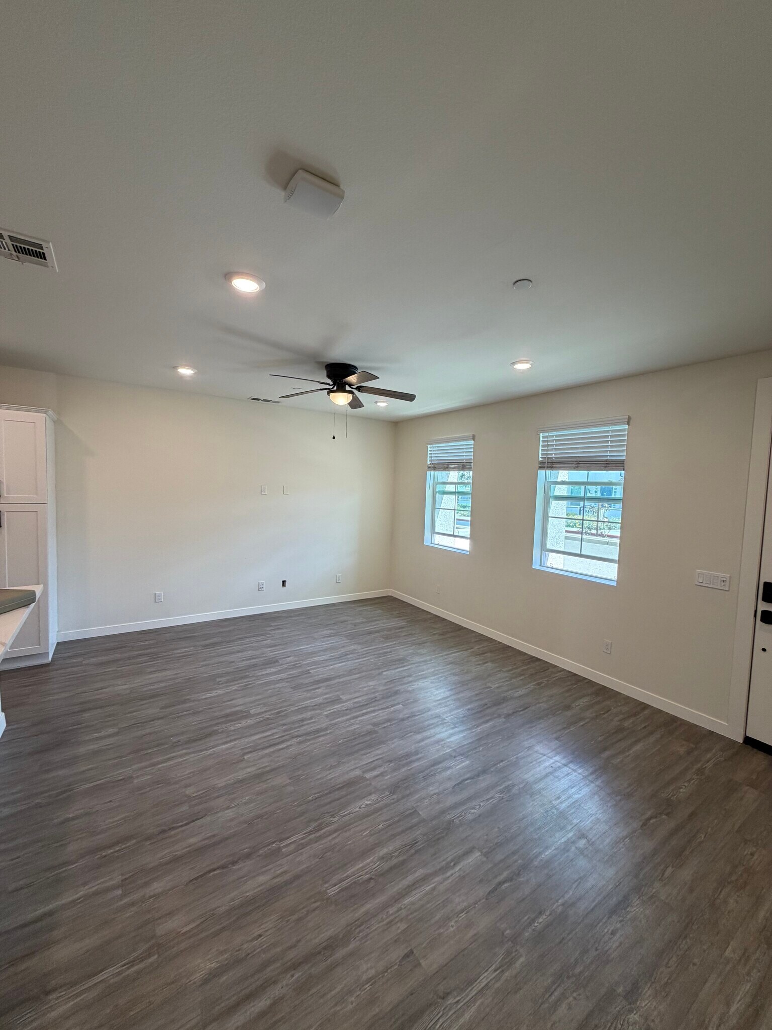 Building Photo - 30383 Town Square Dr