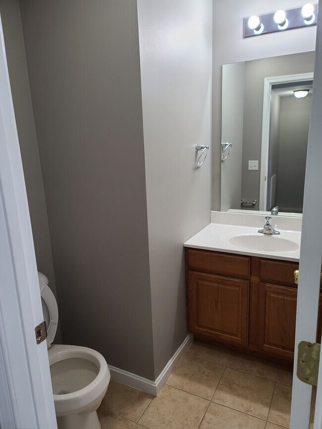 Building Photo - 3 bedroom,  2 1/2 bath town home in Waynesboro PA END UNIT
