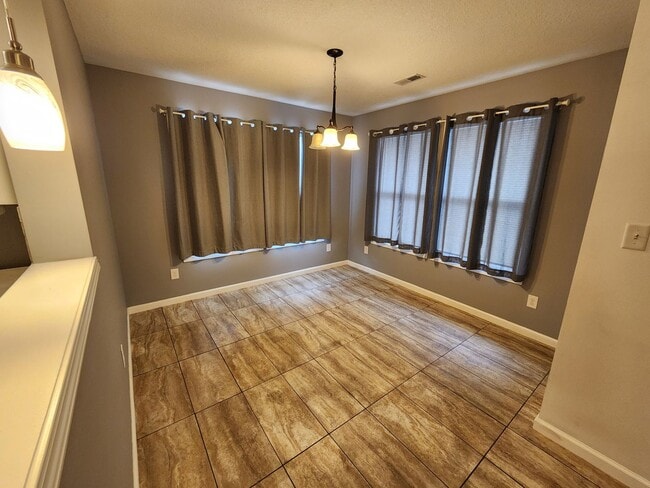 Building Photo - Beautiful newer home with everything on main level in Seaman Schools