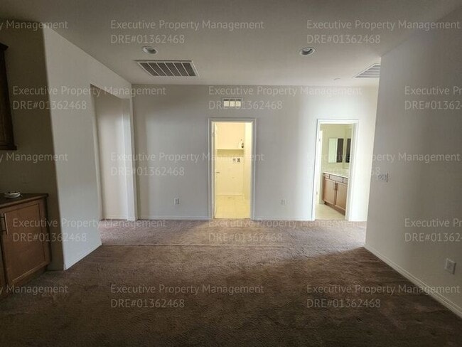 Building Photo - 3 bedroom/ 2.5 bathroom town home located in a secured gated community.