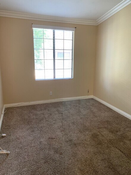 Building Photo - 8167 Vineyard Ave