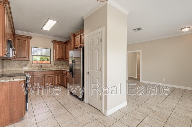 Building Photo - 2121 Normal Park Dr