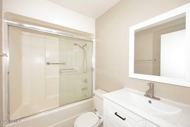 Building Photo - 944 S Valencia