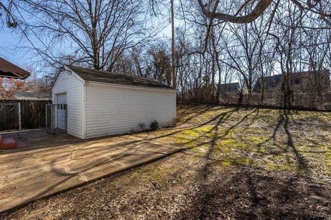 Building Photo - High Point Terrace 3BR 1 bath