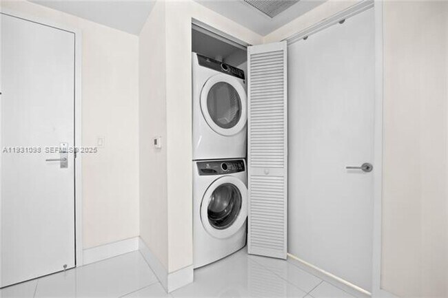 Building Photo - 300 Sunny Isles Blvd