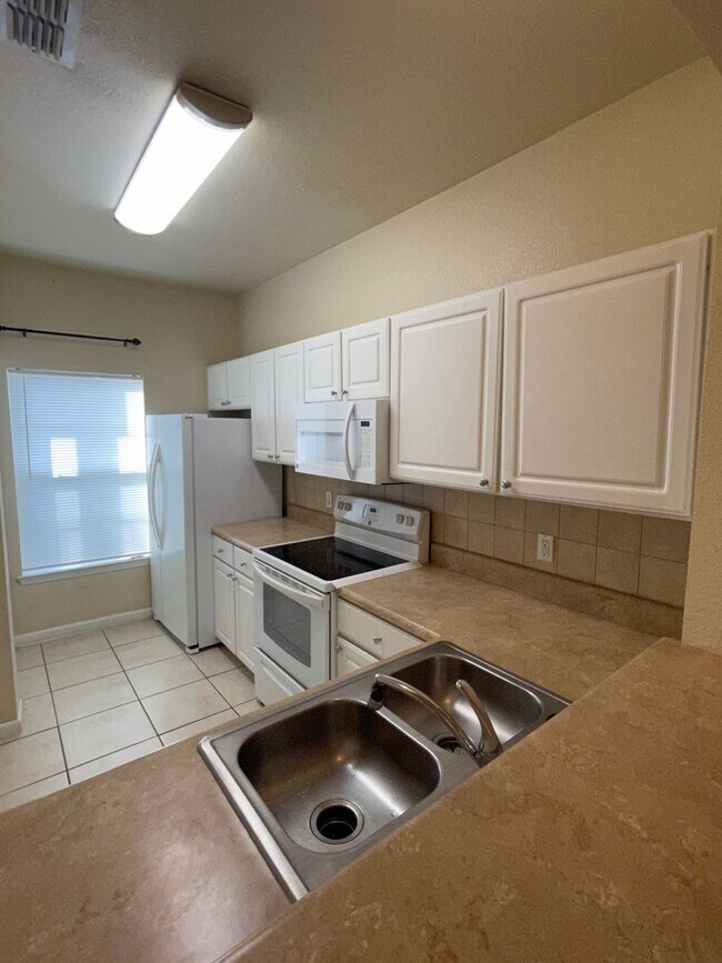 Building Photo - Beautiful 2 bedroom 2.5 bathroom townhome