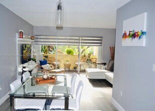 Building Photo - 9367 Fontainebleau Blvd