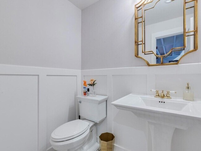 Building Photo - 500 E Riverside Dr