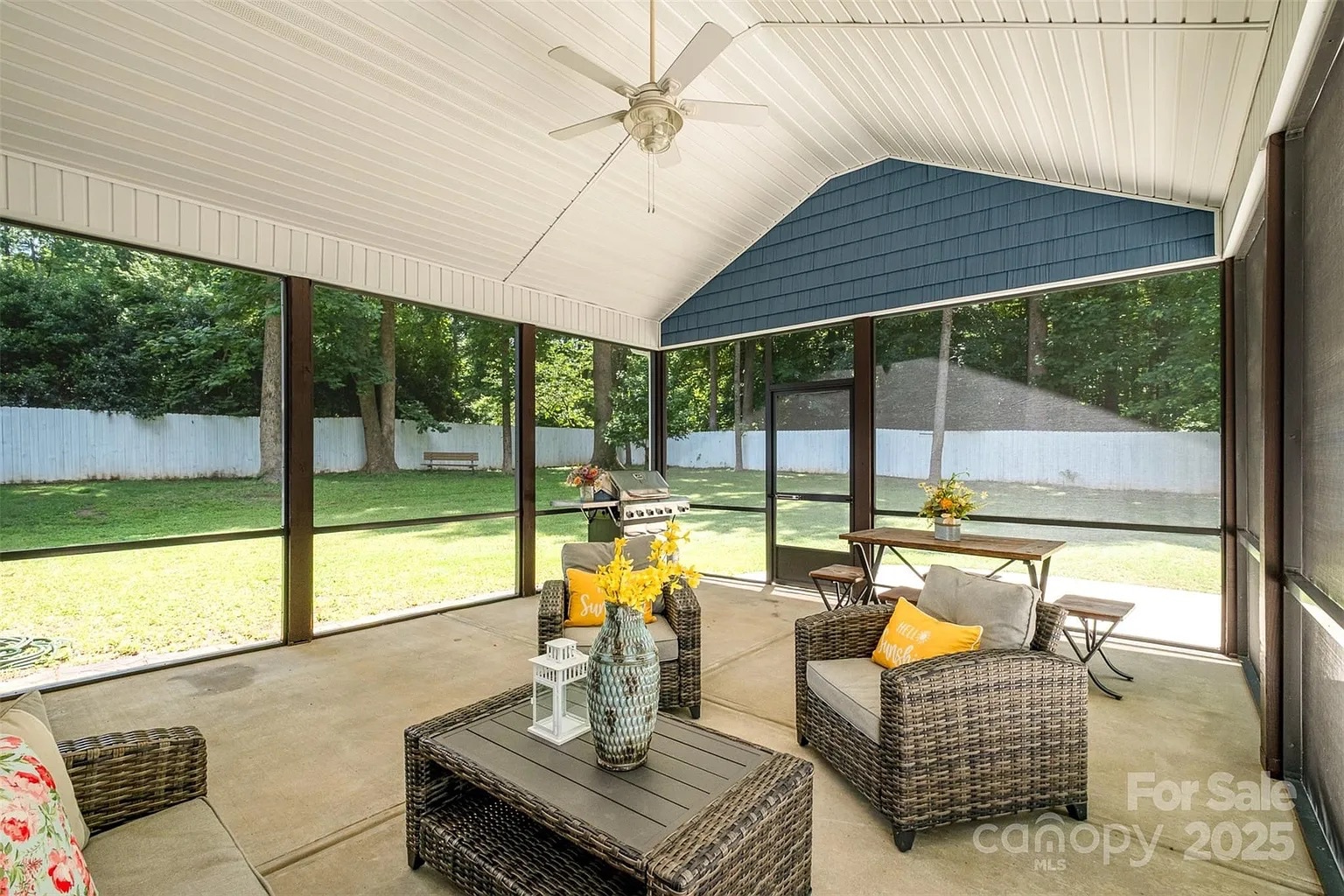 Building Photo - Room in House on Knollwood Cir