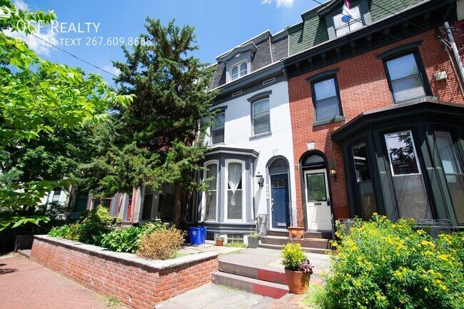 Building Photo - 2211 Bainbridge St