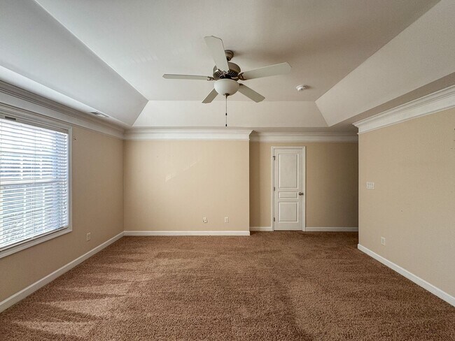 Building Photo - Lovely 3 Bed 2.5 Bath Home with Community Amenities