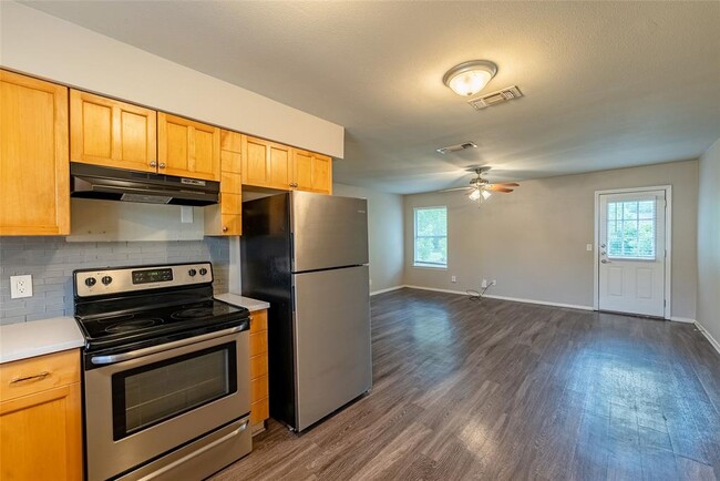Building Photo - 2105 N Cannes Dr