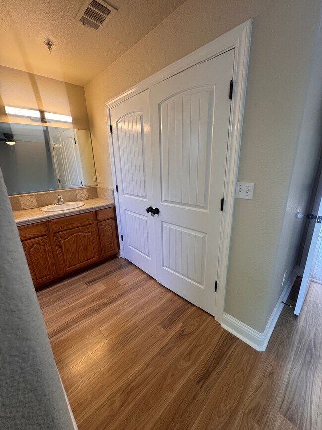 Building Photo - Charming 3 Bed/ 2 Bath Home. AVAILABLE NOW!!!!
