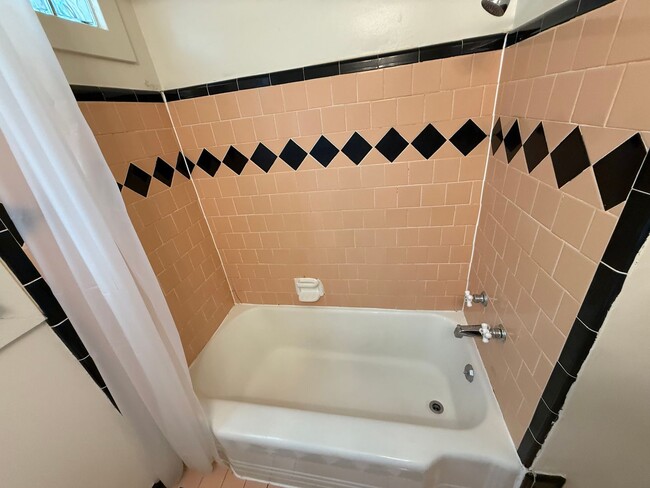 Building Photo - Downstairs one bedroom apartment available...