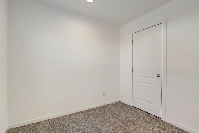 Building Photo - 6 Lapin St