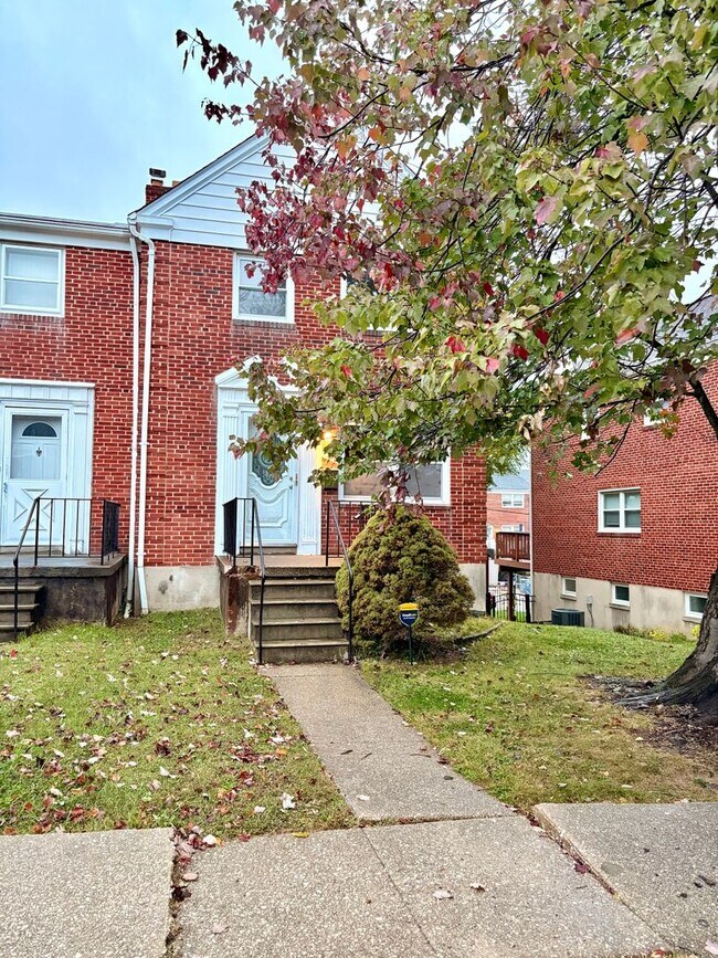 Building Photo - Spacious Townhome with Updated Kitchen & P...