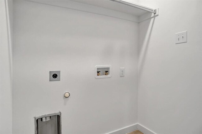 Building Photo - 1221 Bells Dr