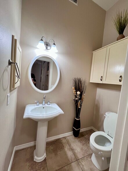 Gust bathroom - 2418 Norma Dr