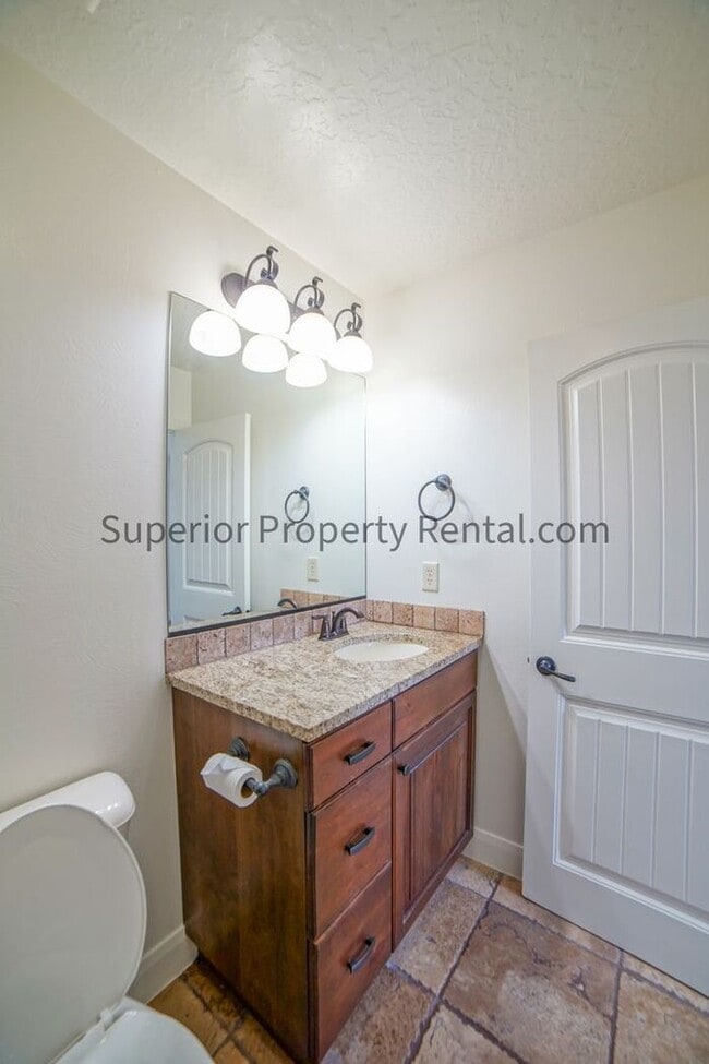 Building Photo - 3 bed, 2.5 bath townhouse with new paint and carpet