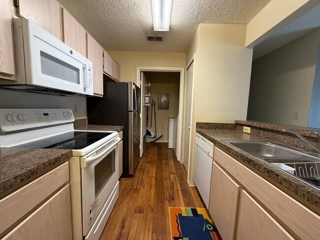 Building Photo - Modern 2-Bed/2-Bath Condo in Gated Community – Close to UF & Shands!