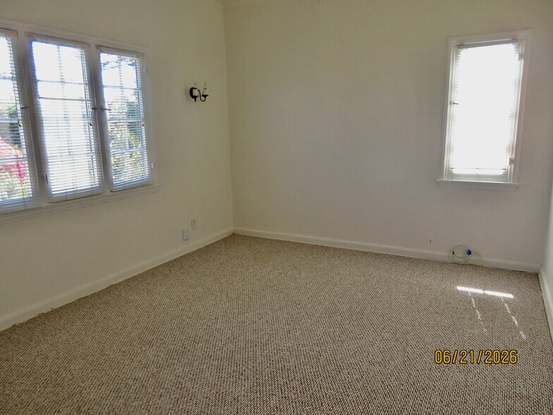 BEDROOM - 4911 Dockweiler St