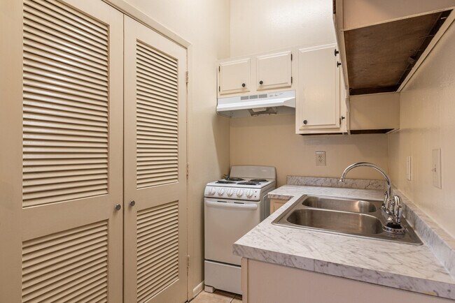 Building Photo - 206 Princeton Dr SE