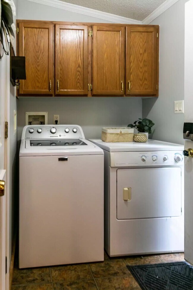 Building Photo - Furnished - Water and Electricity AVL - In...