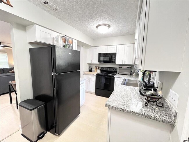 Building Photo - 1373 E Sequoyah Ct