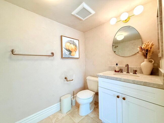 Building Photo - Sophisticated Bright & Spacious Furnished ...