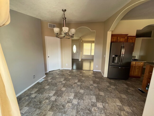 Dinning Room - 14902 Golden Delicious St