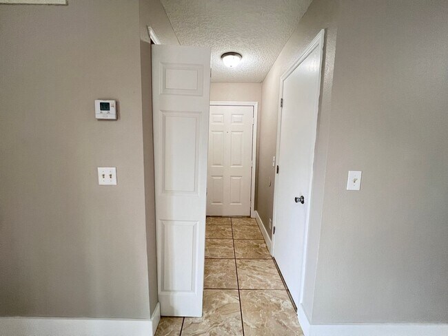Building Photo - Great 1/1 condo in gated community!