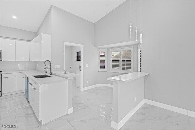 Building Photo - 12630 Kelly Palm Dr