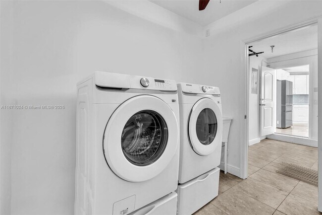 Building Photo - 20645 NE 25th Pl