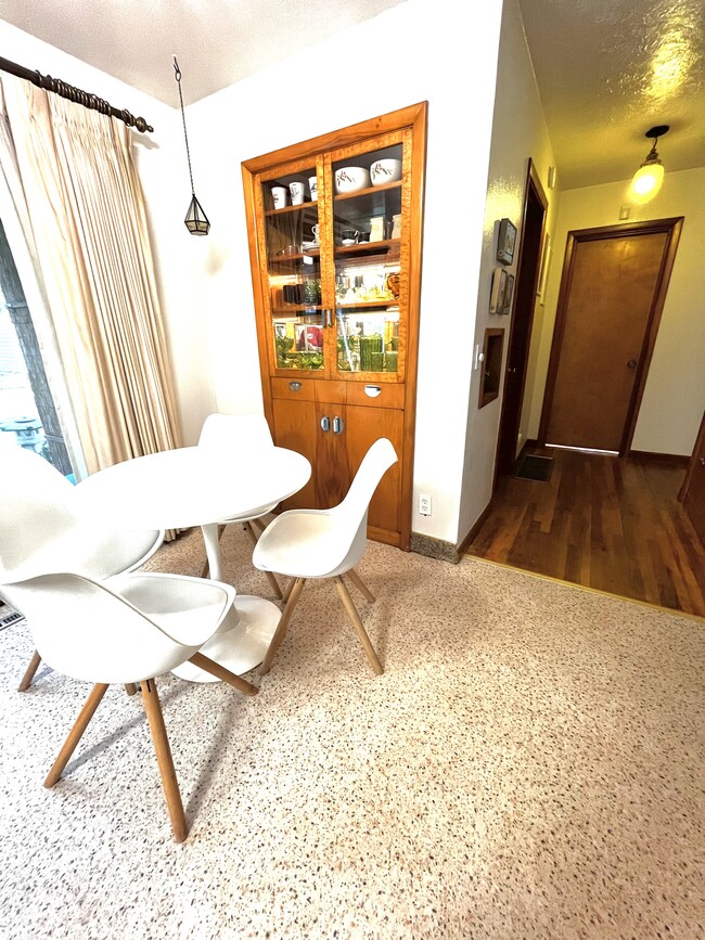 Dining room - 11728 SE Madison St