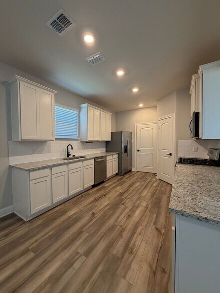 Building Photo - 925 Emerson Dr